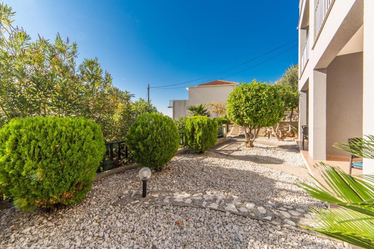 Apartments By The Sea Brist, Makarska - 11078 Exterior foto