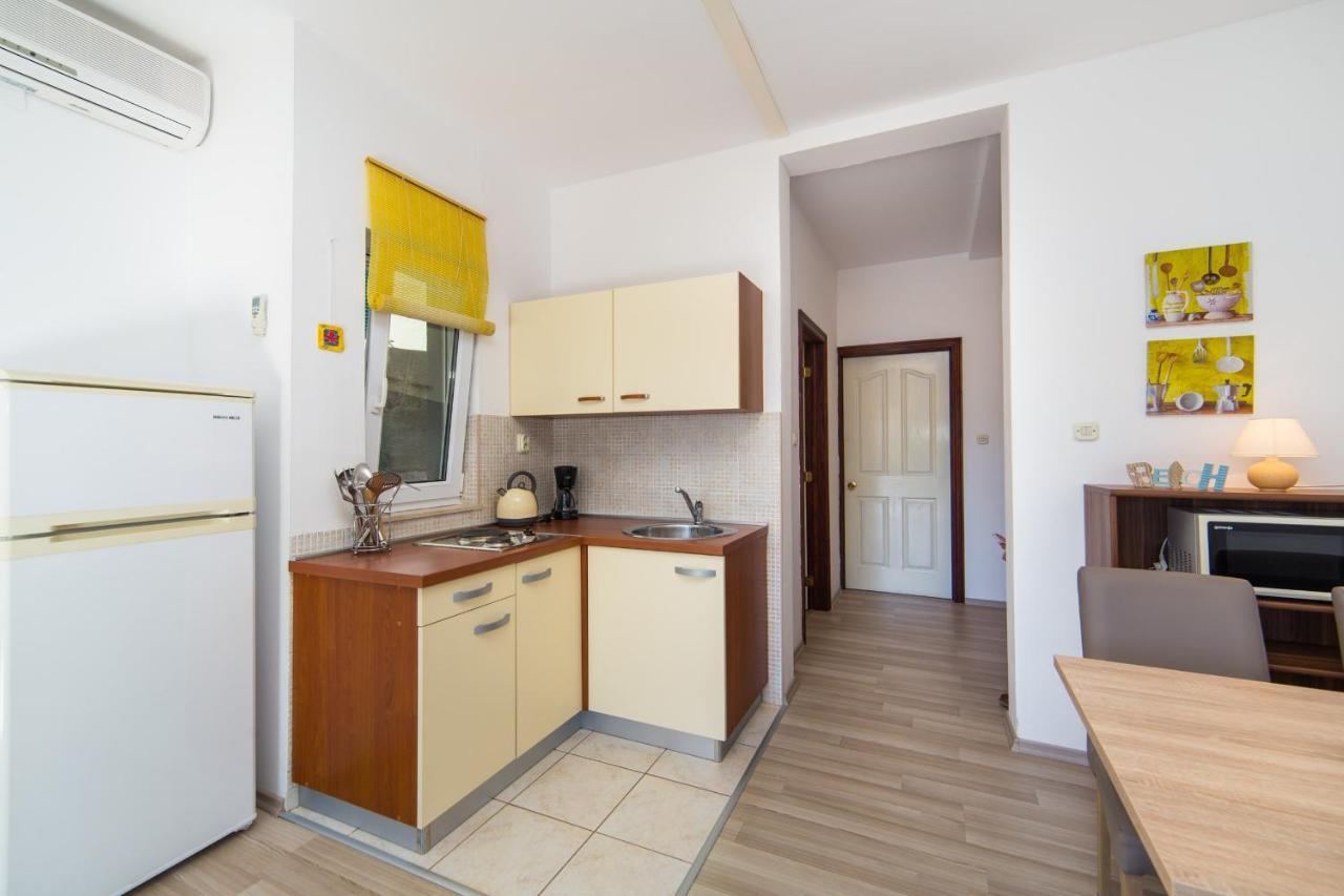 Apartments By The Sea Brist, Makarska - 11078 Exterior foto
